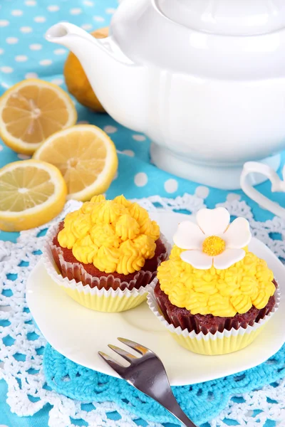 Güzel limon cupcakes ve aromalı çay yemek masası yakın çekim — Stok fotoğraf