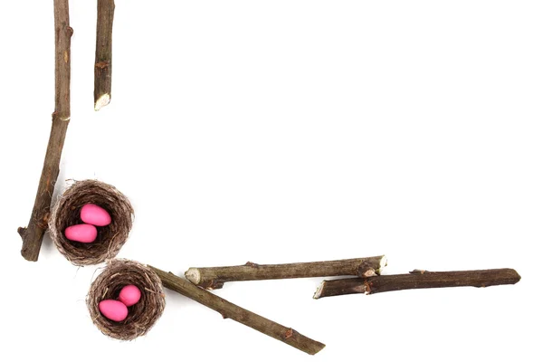 Uova di Pasqua variopinte in nidi isolati su bianco — Foto Stock