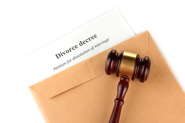 Указ о разводе и конверт на белом фоне — стоковое фото