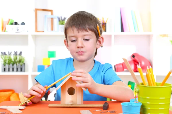 Cute little boy makes birdhouse for birds — Stock Photo, Image