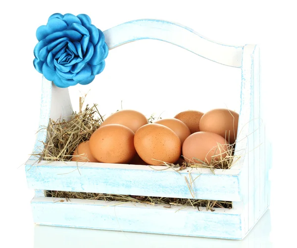 Huevos de Pascua en cesta de madera aislados en blanco —  Fotos de Stock