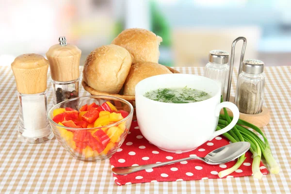 Supă parfumată în ceașcă pe masă în bucătărie — Fotografie, imagine de stoc