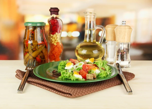 Insalata mista fresca con uova, pomodoro, foglie di insalata e altre verdure sul piatto di colore, su sfondo brillante — Foto Stock