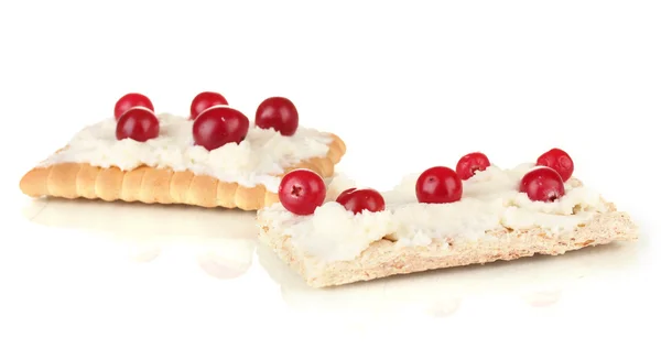 Knäckebröd med ost och tranbär, isolerad på vit — Stockfoto