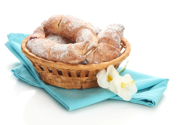 Croissants gusto en cesta aislado en whit —  Fotos de Stock