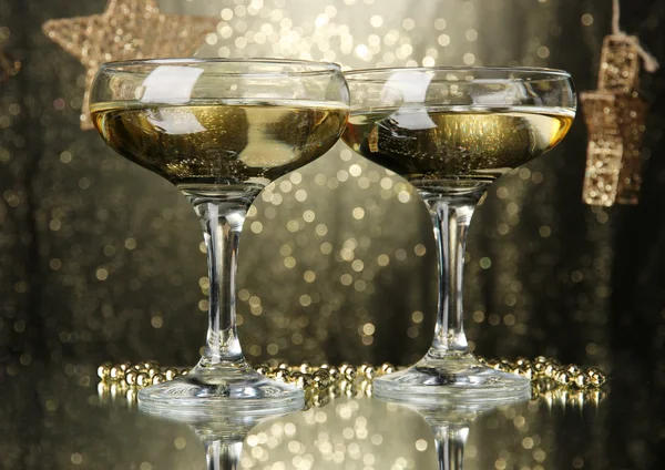 Dois copos de champanhe no fundo brilhante com luzes — Fotografia de Stock