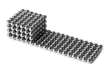 metal topları üzerinde beyaz izole neocube (oyuncak)