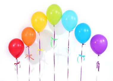 Gökkuşağı balonları üstüne beyaz izole