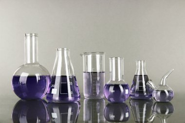 test tüpleri gri arka plan üzerinde hafif mor sıvı ile