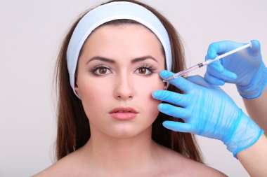 genç kadın alıcı plastik cerrahi enjeksiyon yüzünde yakın çekim