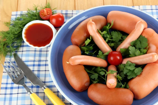 Salsiccia, verdure, pomodoro su piatto su tavolo di legno — Foto Stock