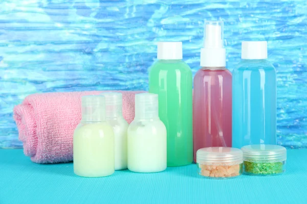 Kit di cosmetici dell'hotel su sfondo di colore brillante — Foto Stock