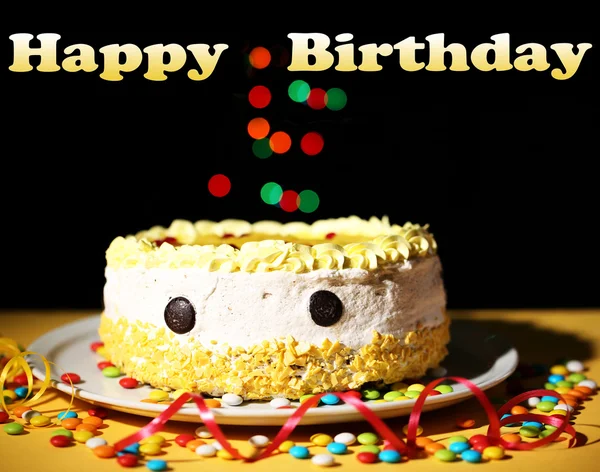 Торт с днем рождения, на черном фоне — стоковое фото
