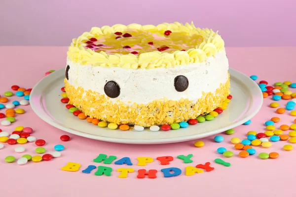 Zadowolony urodziny tort, na różowym tle — Zdjęcie stockowe