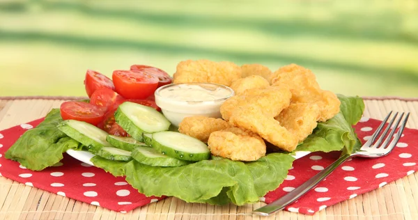 Pepite di pollo fritto con verdure e salsa sul tavolo nel parco — Foto Stock
