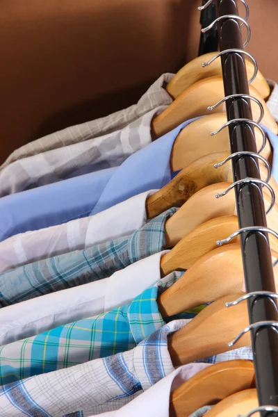 Мужские рубашки на вешалках — стоковое фото