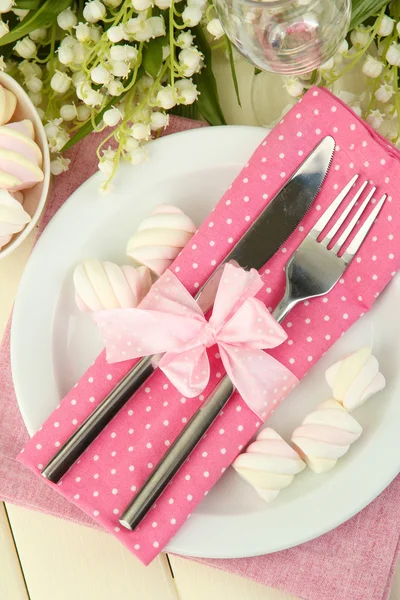 Ajuste de mesa en tonos blanco y rosa sobre fondo de madera de color — Foto de Stock