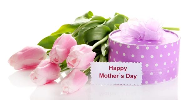 Hermoso ramo de tulipanes rosados y regalo para el Día de la Madre, aislado en blanco — Foto de Stock