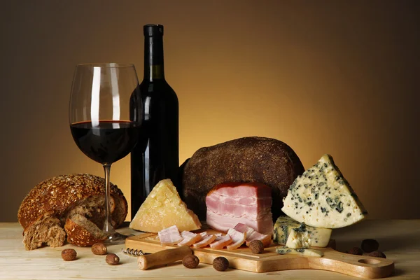 Exquisite still life of wine, cheese and meat products — Stock Photo, Image