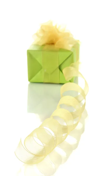 Üzerinde beyaz izole şerit curl ile hediye kutusu — Stok fotoğraf