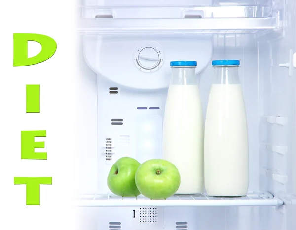 Réfrigérateur ouvert avec aliments diététiques — Photo
