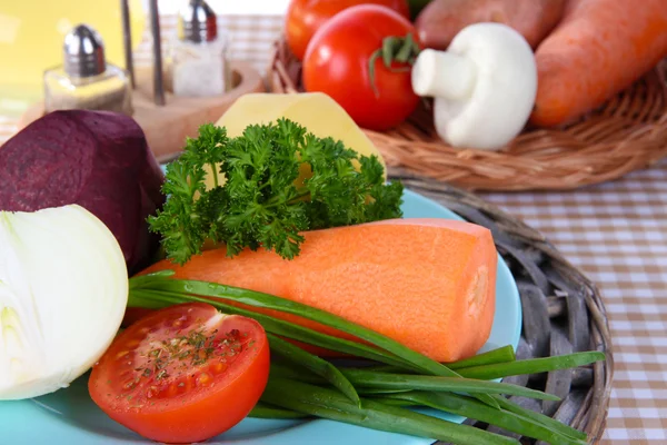 Peeled vegetables on plate on napkin close-up — Stock Photo, Image