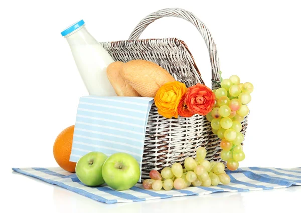 Piknikový koš s ovocem a láhev mléka, izolované na bílém — Stock fotografie