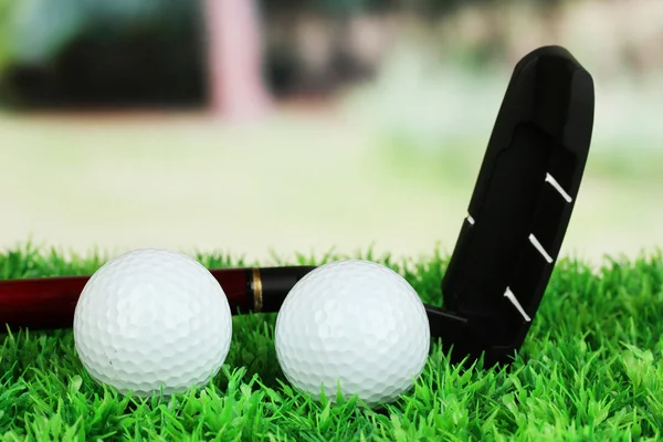 Golf bola dan sopir di rumput hijau outdoor menutup — Stok Foto