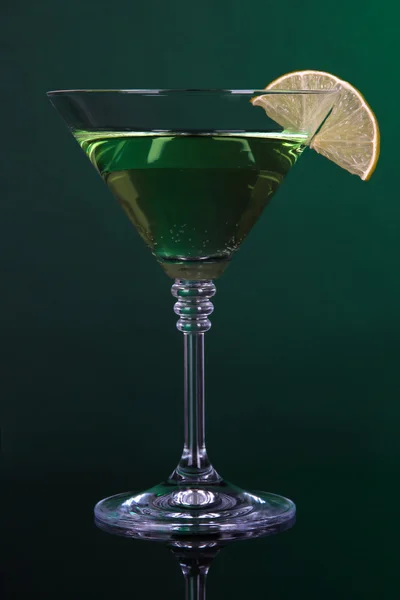 Groene cocktail met kalk op donkere groene achtergrond — Stockfoto