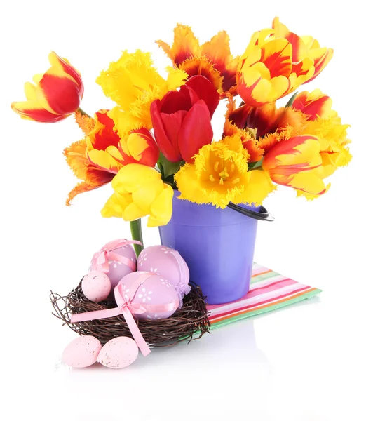 Pasen samenstelling met vers tulpen en Pasen eieren geïsoleerd op wit — Stockfoto