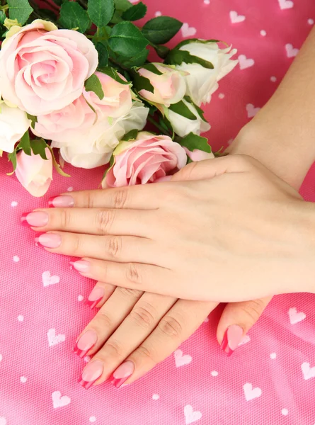 Primer plano de las manos de la mujer joven con manicura elegancia, sobre fondo de color —  Fotos de Stock