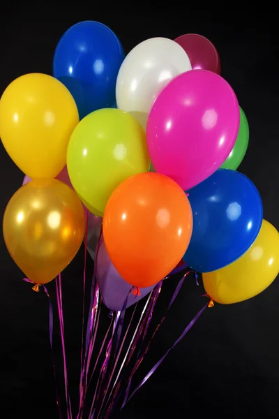 Beaucoup de ballons lumineux isolés sur noir — Photo