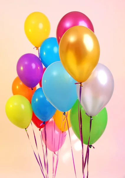 Turuncu zemin üzerine birçok parlak balonlar — Stok fotoğraf