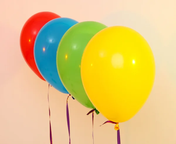 Açık renkli üzerinde dört parlak balonlar — Stok fotoğraf