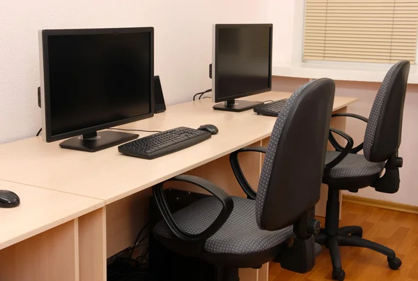 Computers op tabellen in kamer — Stockfoto