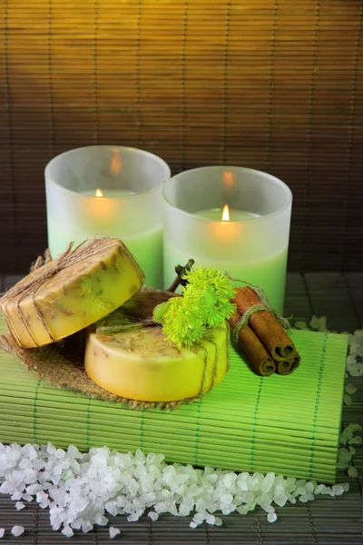 핸드 메이드 비누와 양 초 대나무 매트 배경 — 스톡 사진