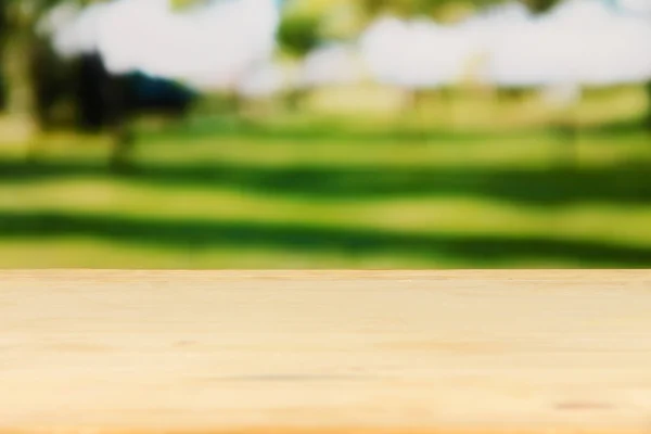 Table en bois sur fond de parc — Photo