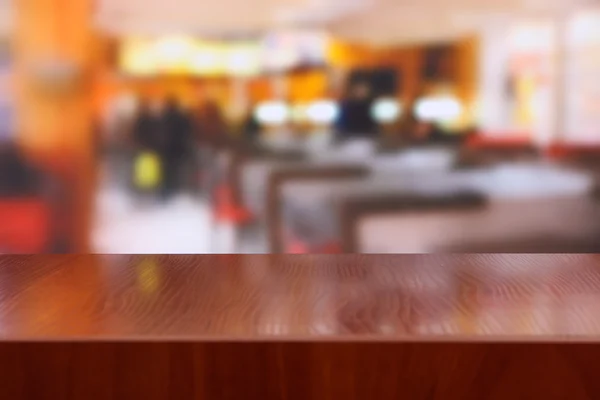 Drewniany stół na tle kawiarnia — Zdjęcie stockowe