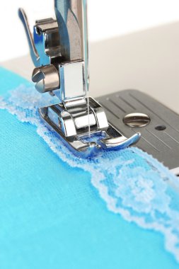 closeup dikiş makinesi çalışma bölümü mavi bir bez ile