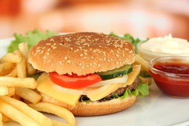 parlak zemin üzerine kızarmış patates ile lezzetli peynirli burger