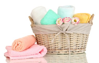 hasır sepet beyaz izole katlanmış banyo havluları