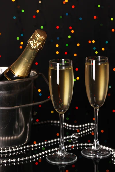 Feestelijke champagne met Roemer op Kerstmis licht achtergrond — Stockfoto