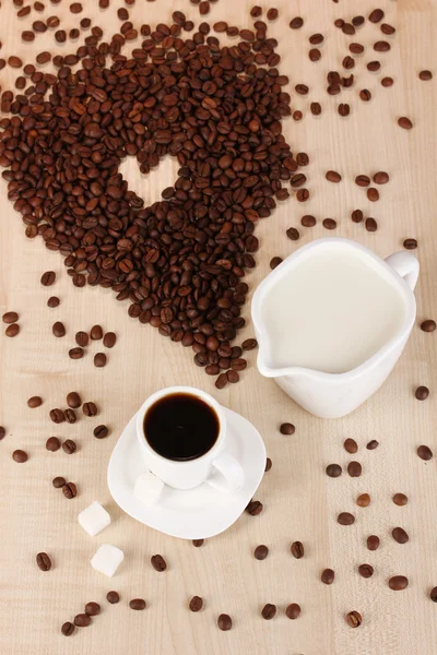 A cup of strong coffee and sweet cream on wooden table close-up — Stock Photo, Image