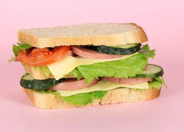 Сэндвич на розовом фоне — стоковое фото