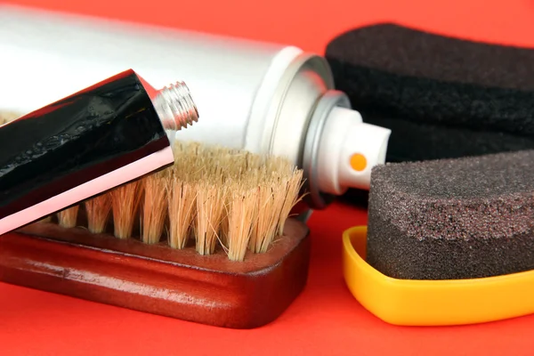 Conjunto de cosas para limpiar y pulir zapatos, sobre fondo de color —  Fotos de Stock