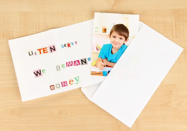 Letter to requirements of kidnapper on wooden table close-up — Stock Photo, Image