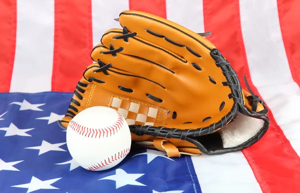 Guanto da baseball e palla su sfondo bandiera americana — Foto Stock