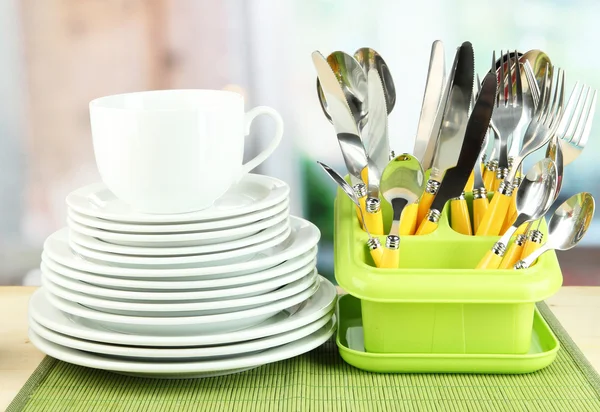 板、 叉、 刀、 勺和其他厨房器具上竹席，在明亮的背景上 — 图库照片