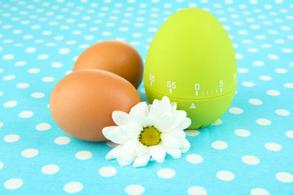 Grüne Eieruhr und Eier, auf farbigem Hintergrund — Stockfoto