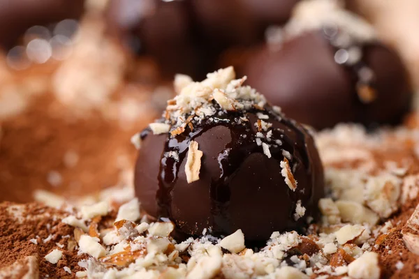 Schokoladenbonbons mit Nüssen, Nahaufnahme — Stockfoto